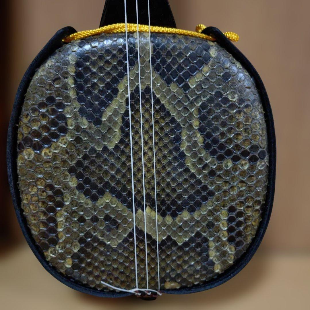 沖縄三線 本蛇皮 強化張 真壁型 爪付 ハードケース付 ウマ（駒）付