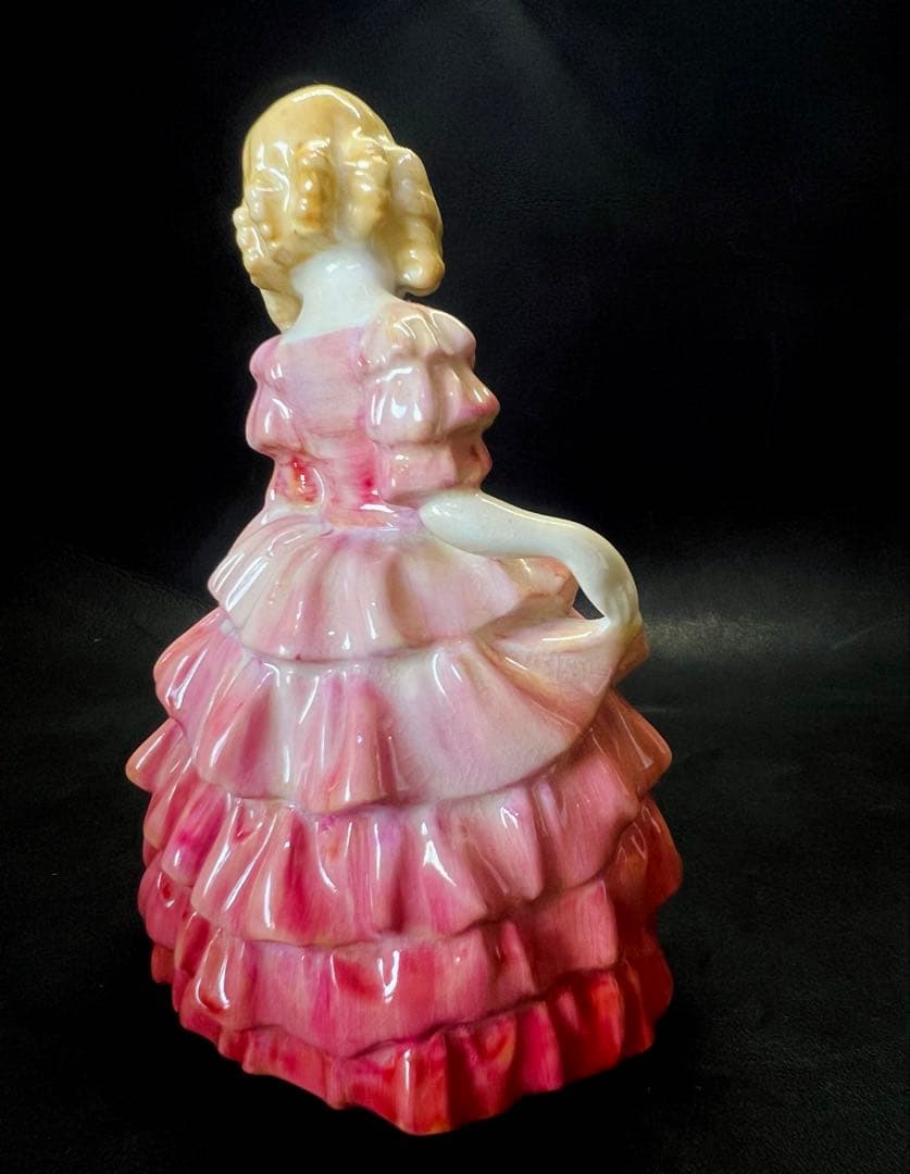 ピンク系陶器製少女像