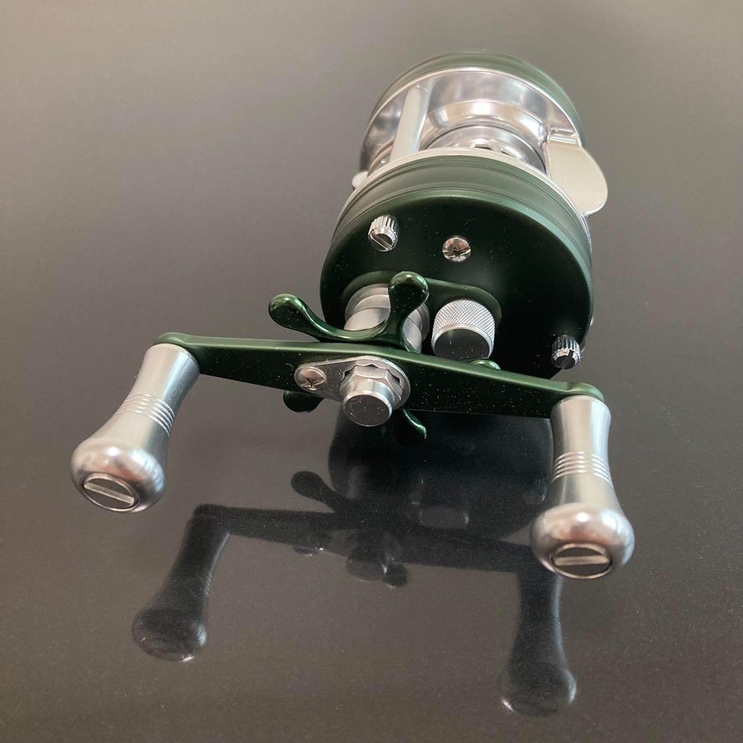 【新品】渓流ベイトリール 丸型リール トラウト用 シルバー／グリーン