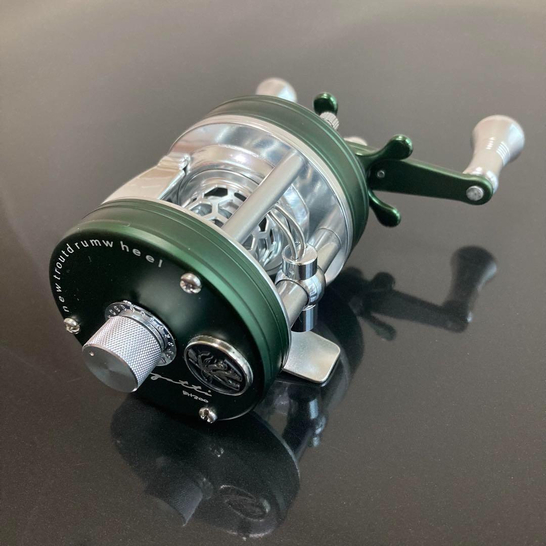 【新品】渓流ベイトリール 丸型リール トラウト用 シルバー／グリーン