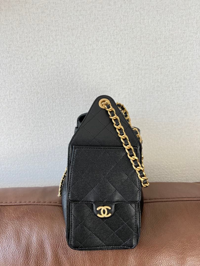 ゴールドチェーンが付いたブラックのキルティングレザーショルダーバッグ。