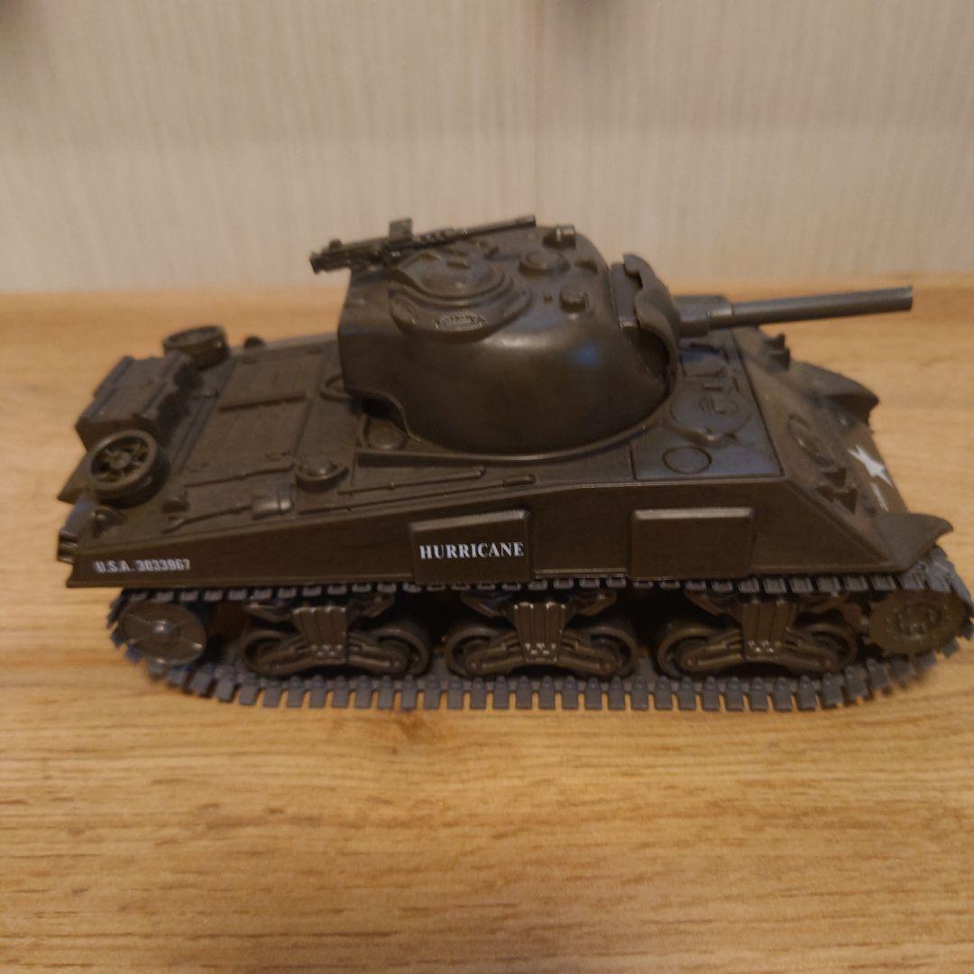 戦車と軍用トラックのミニチュアモデルセット おまけ付き
