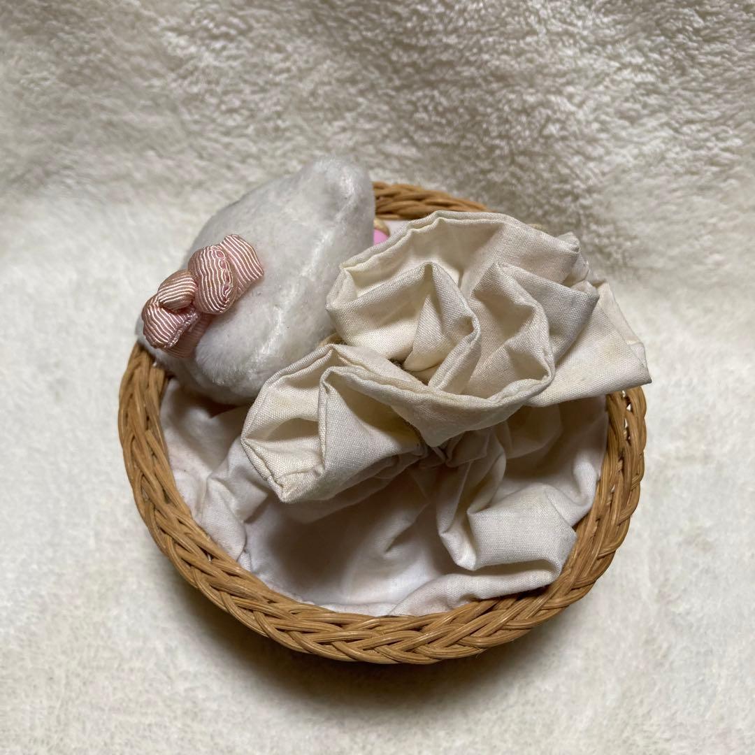 サンリオ　ハローキティ　vivitix マスコット付き　巾着　小物入れ　カゴ