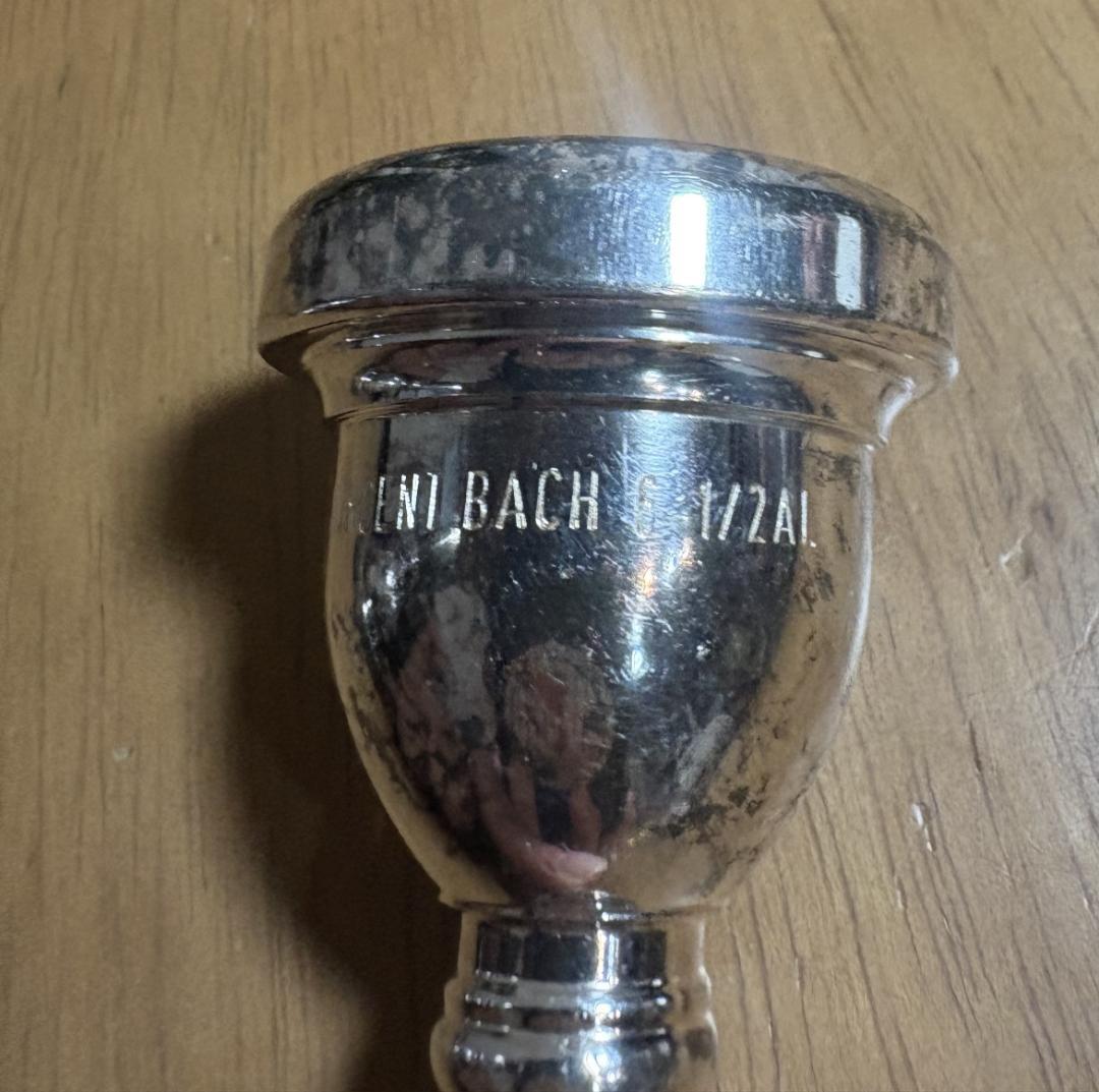 バックのチューバとユーフォニアムのマウスピース