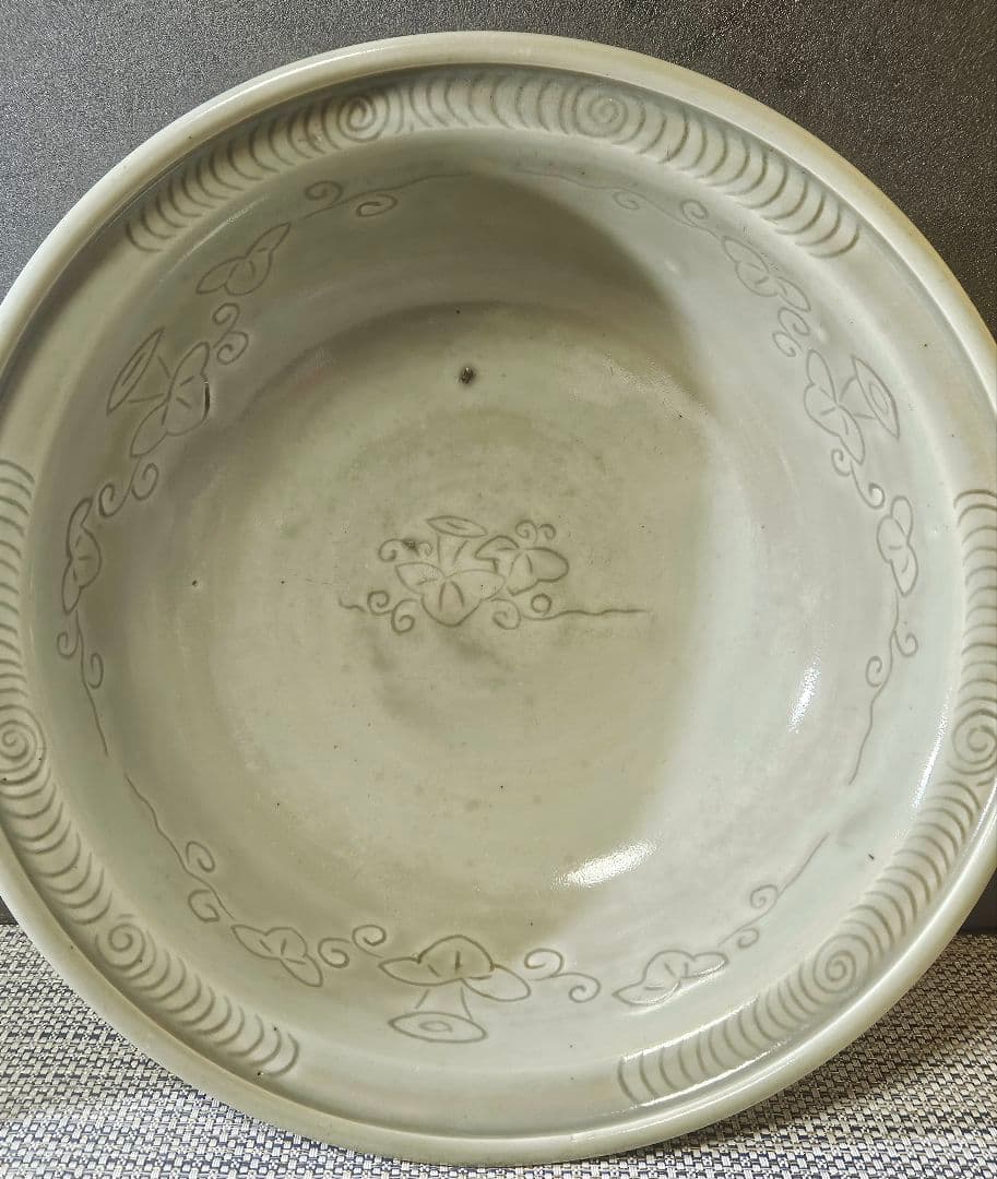 本物保証❗️】江戸時代前期　寛文期　初期伊万里青磁　陰刻草花　口縁渦巻き文　大鉢