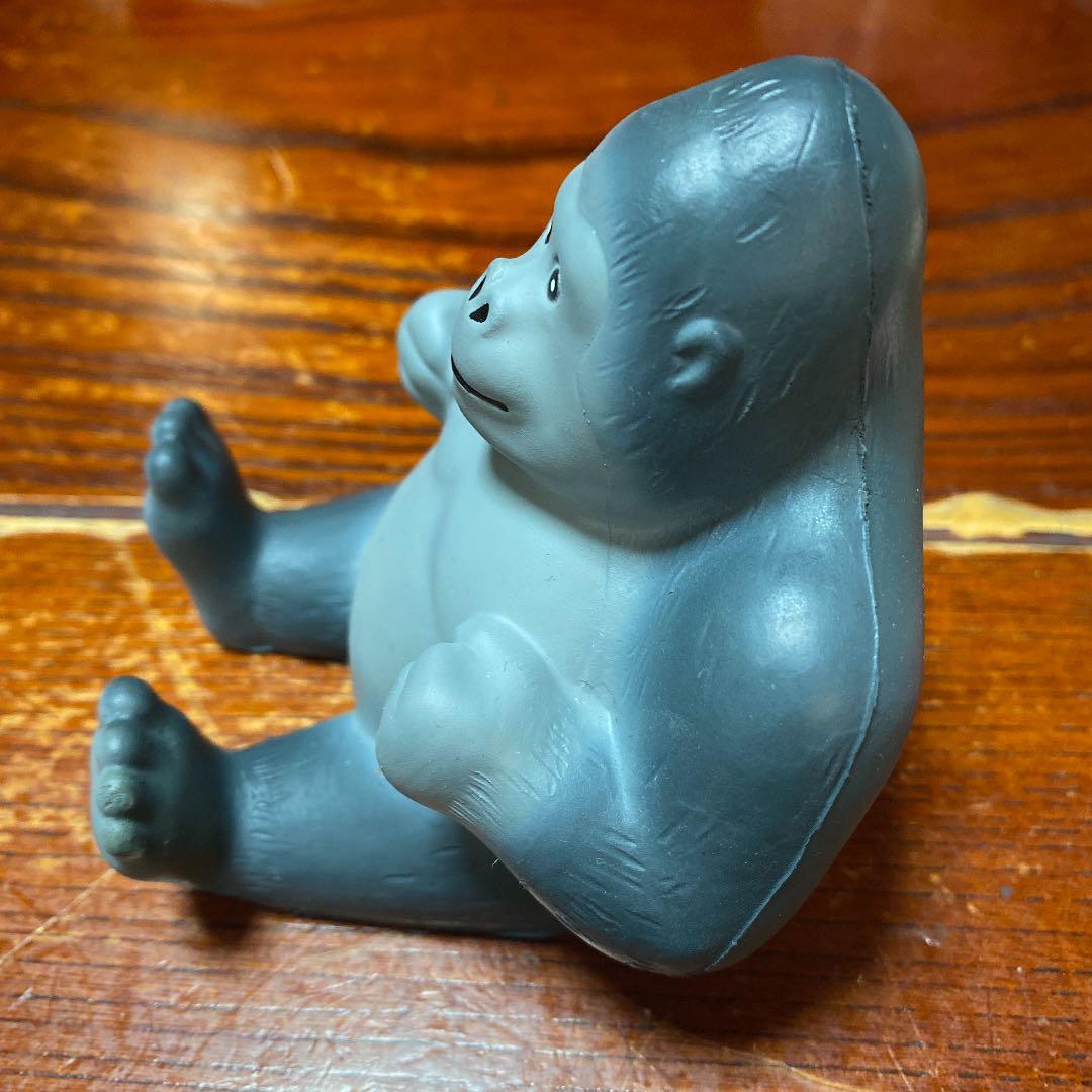 ゴリラの置き物