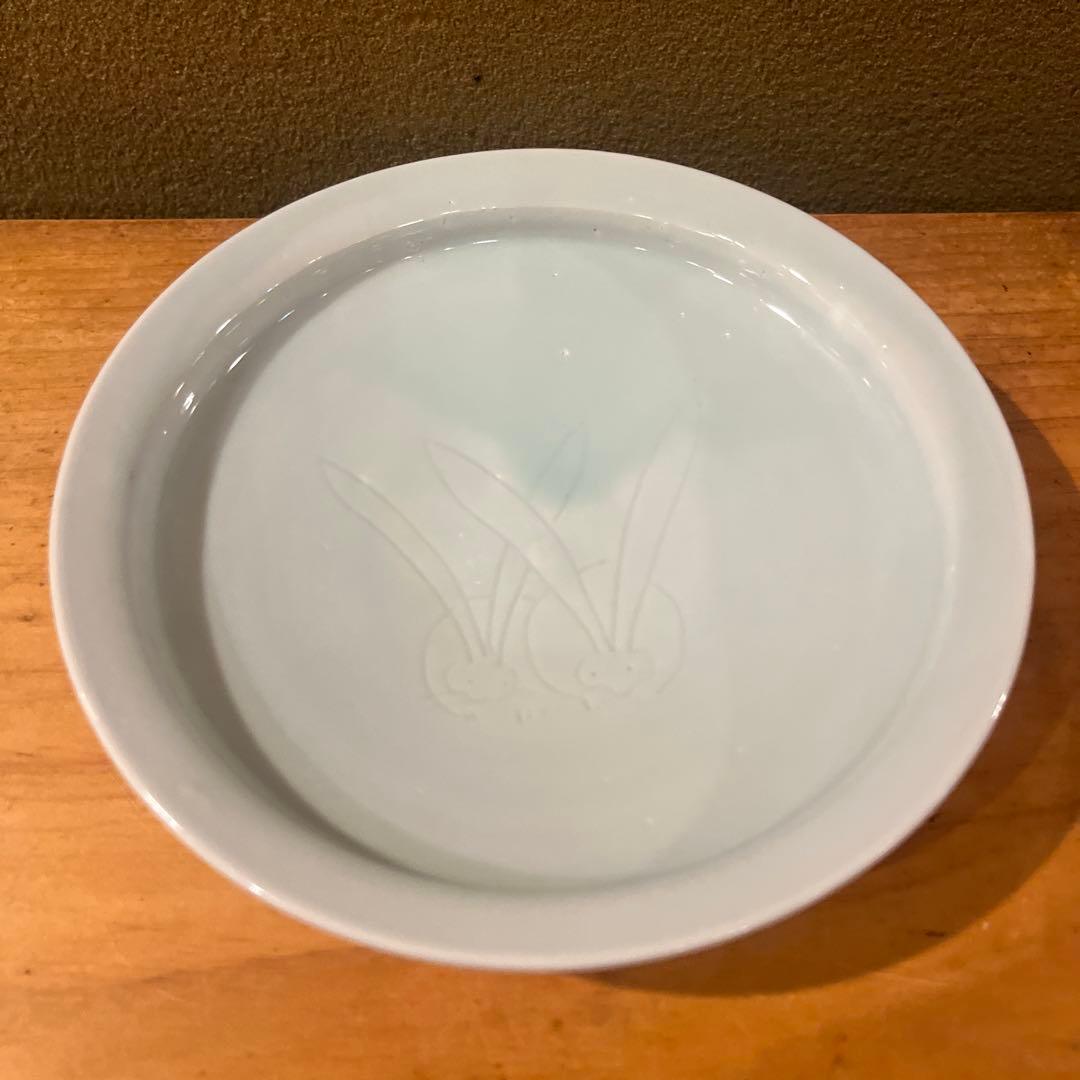 加藤静允　　白磁縁彫5寸皿　ふたりうさぎ　5客