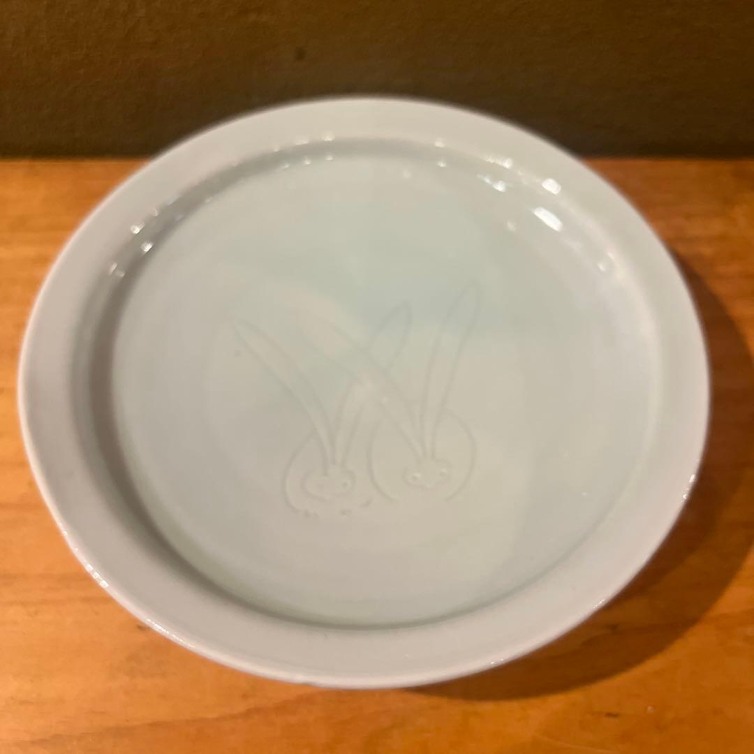 加藤静允　　白磁縁彫5寸皿　ふたりうさぎ　5客