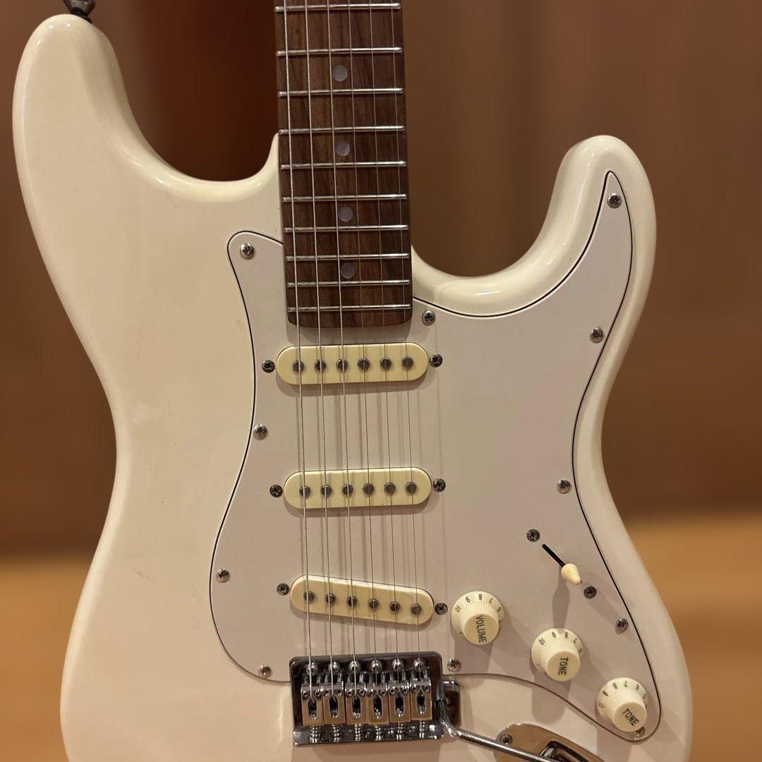 【Yummy】Legend ストラトタイプ トレモロアーム付 新品弦張替済