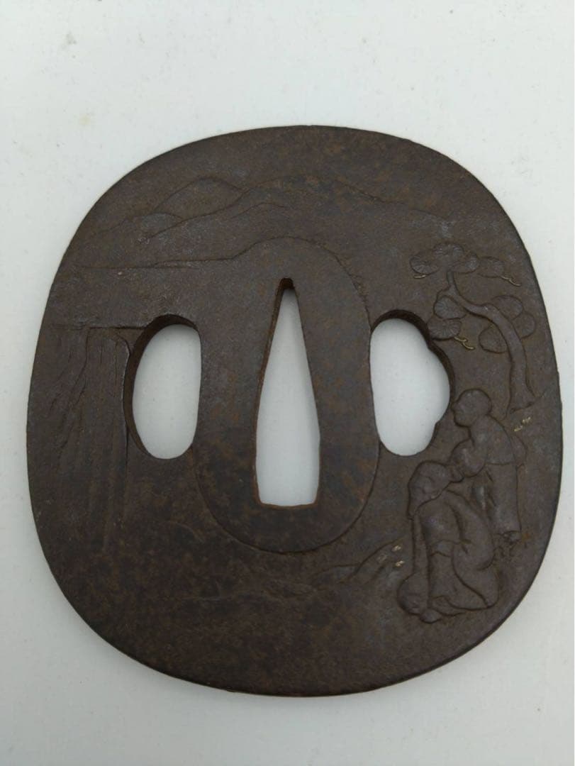 時代物 長州 鍔(つば) 鉄製 人物と風景の彫刻 鍔専用 桐箱入り品