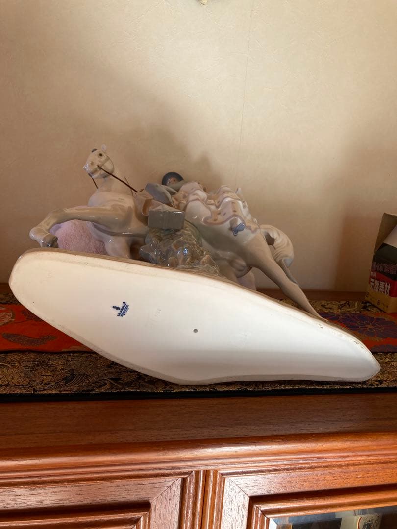 リアドロ　白馬に乗った男女