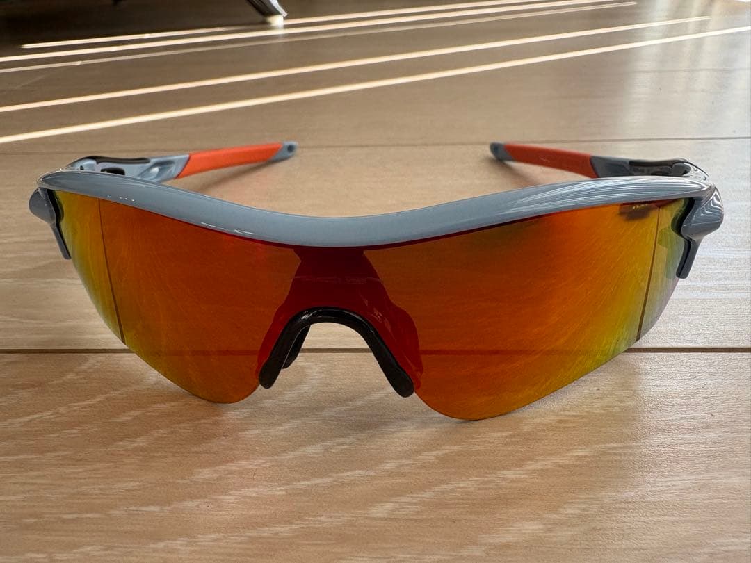 Oakley スポーツサングラス グレー/オレンジ