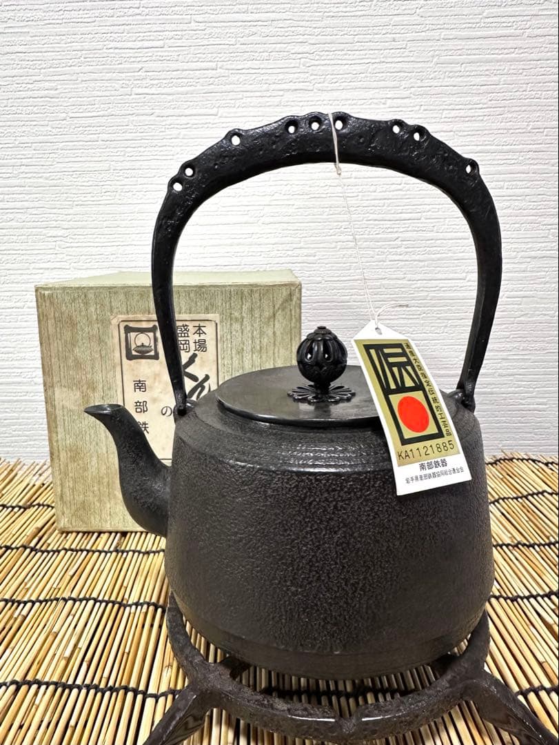 未使用品、タグ、供箱付　南部薫山工房造　面取型１０型　南部鉄瓶　南部鉄器　鉄瓶