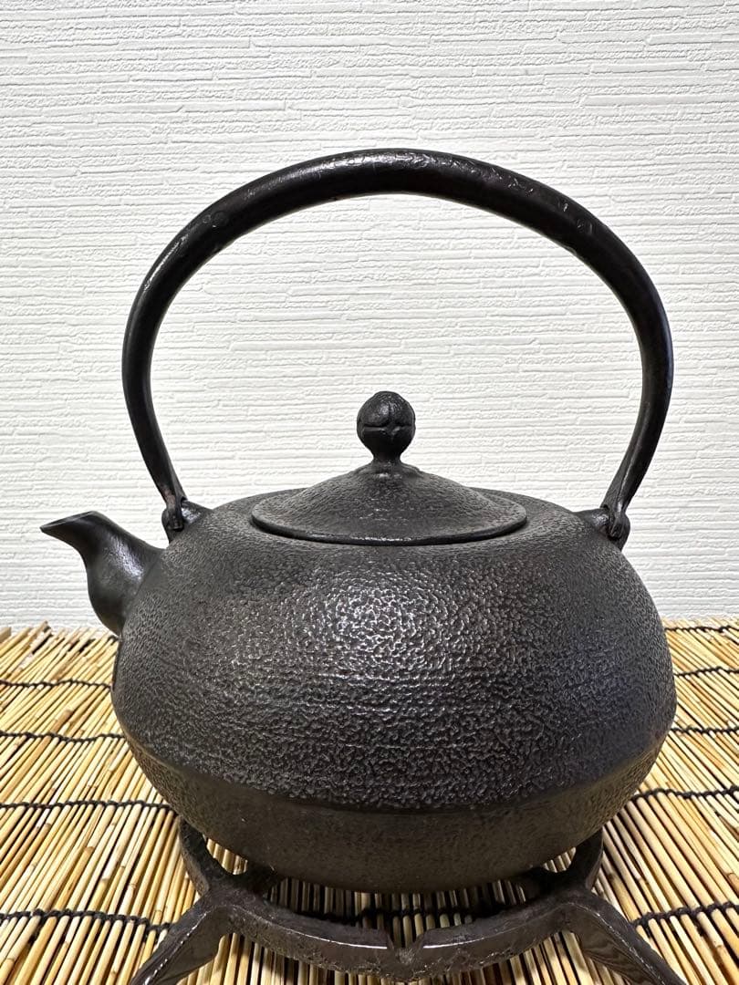 未使用品、付属品付　南部盛栄堂(ＯＩＧＥＮ)造　１８型酉紋様　南部鉄瓶 南部鉄器