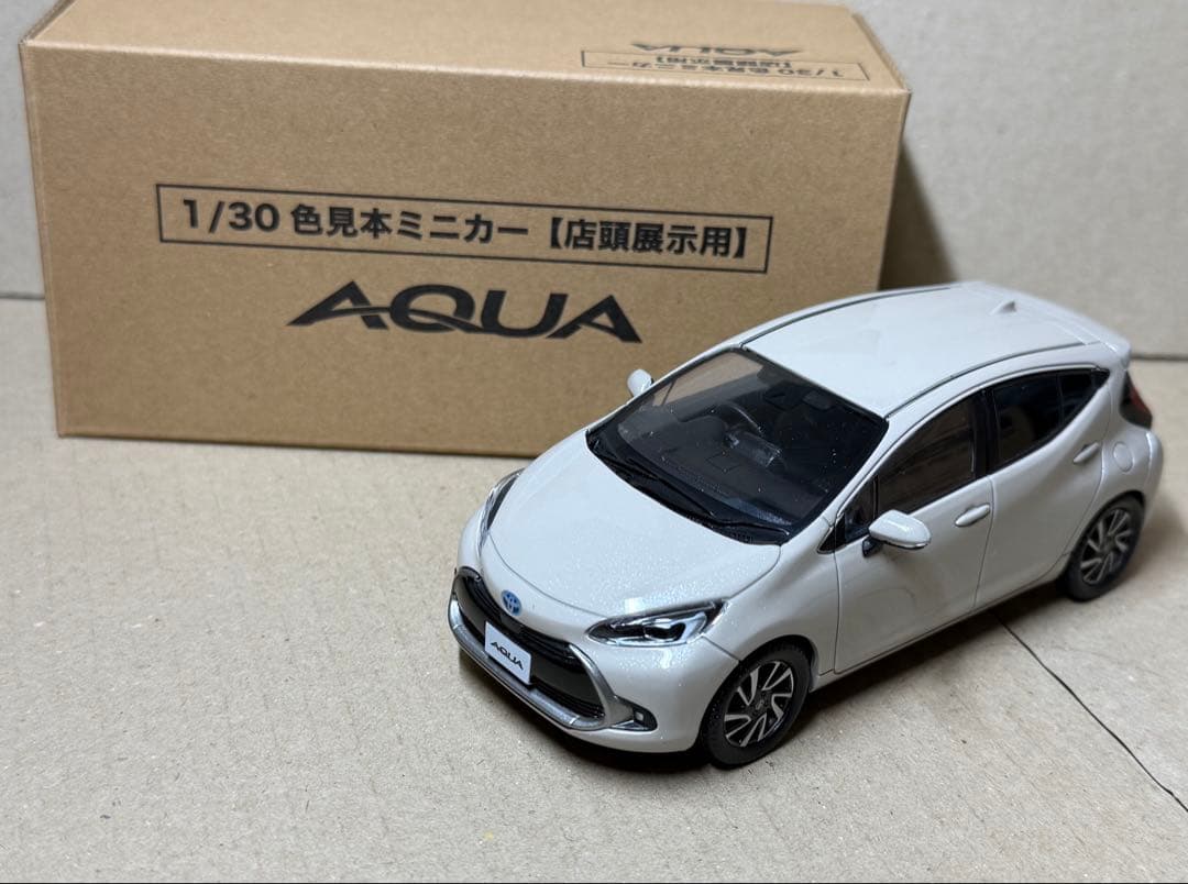 トヨタ アクア クリアベージュメタリック 色見本ミニカー カラーサンプル　1台