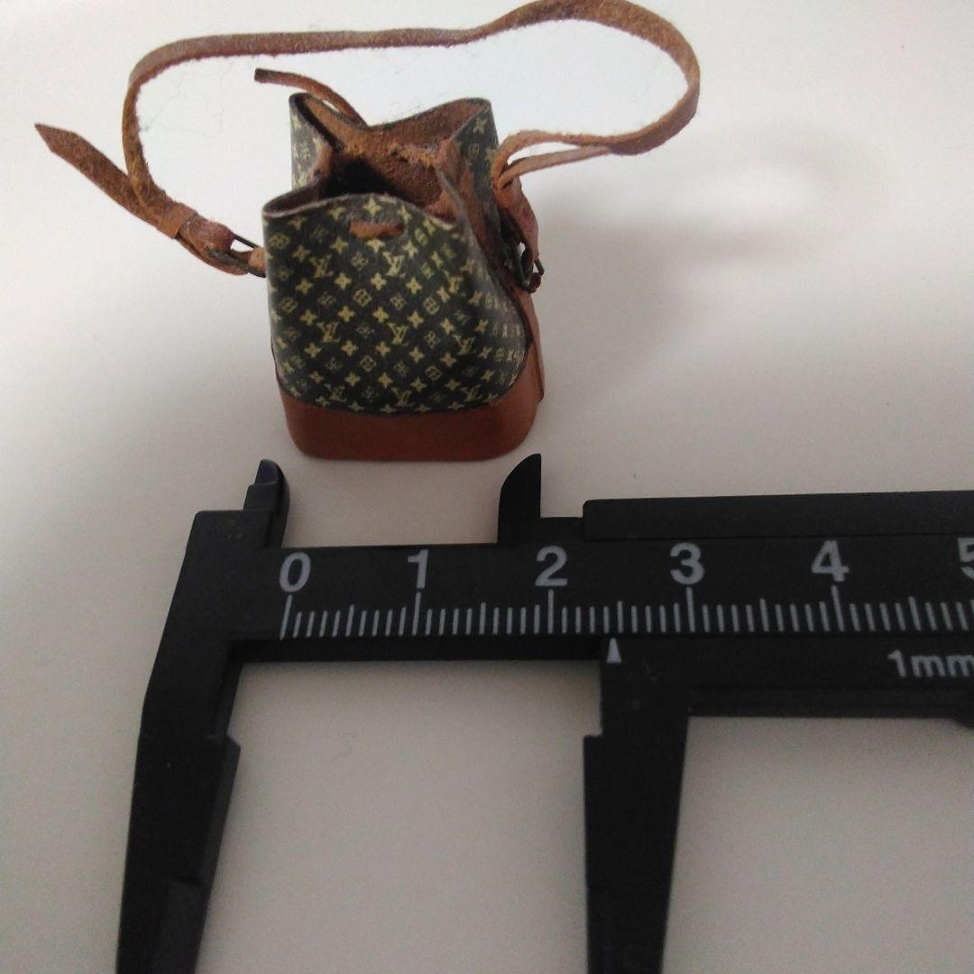 ルイヴィトンの クリスタルガラス ノベルティと ミニチュアのヴィトン バッグ