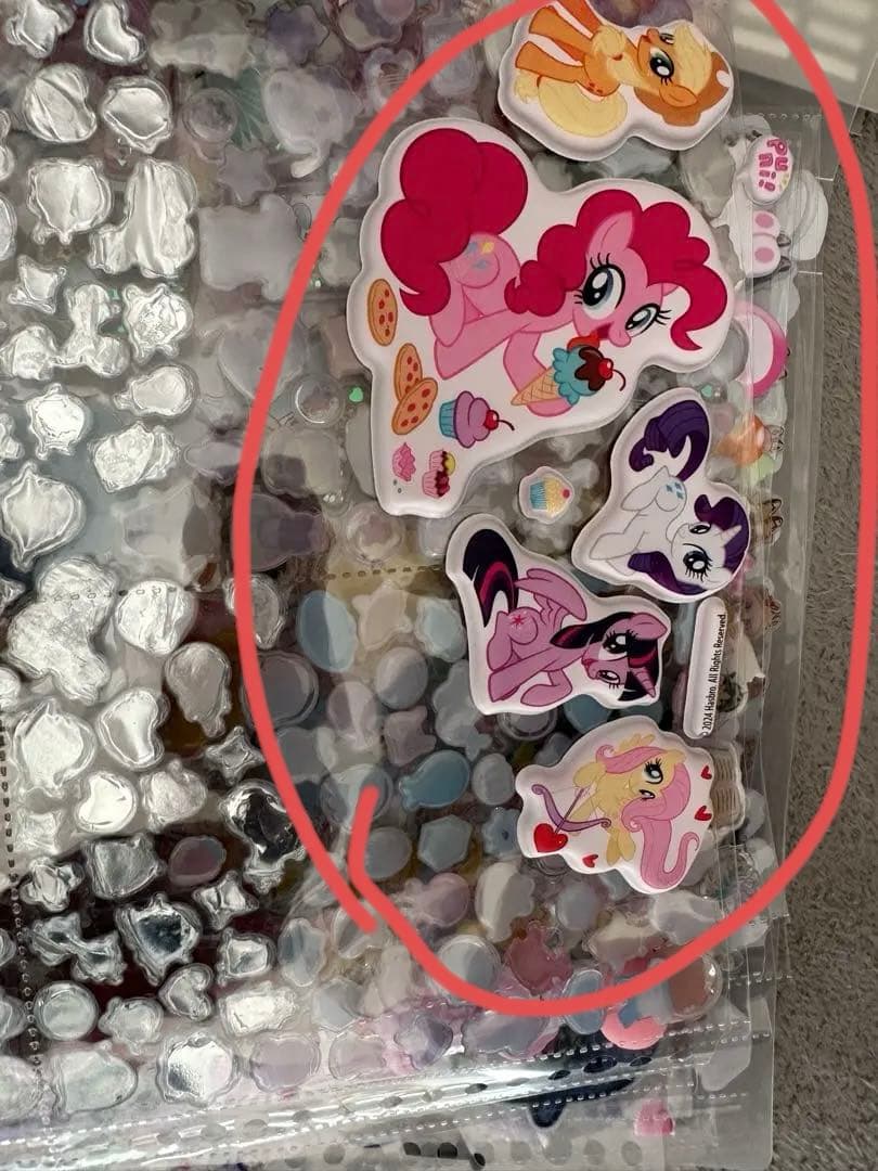 【完成品】シール帳　サンリオ　ラブブ　たまごっち　　その他もたくさんあります！