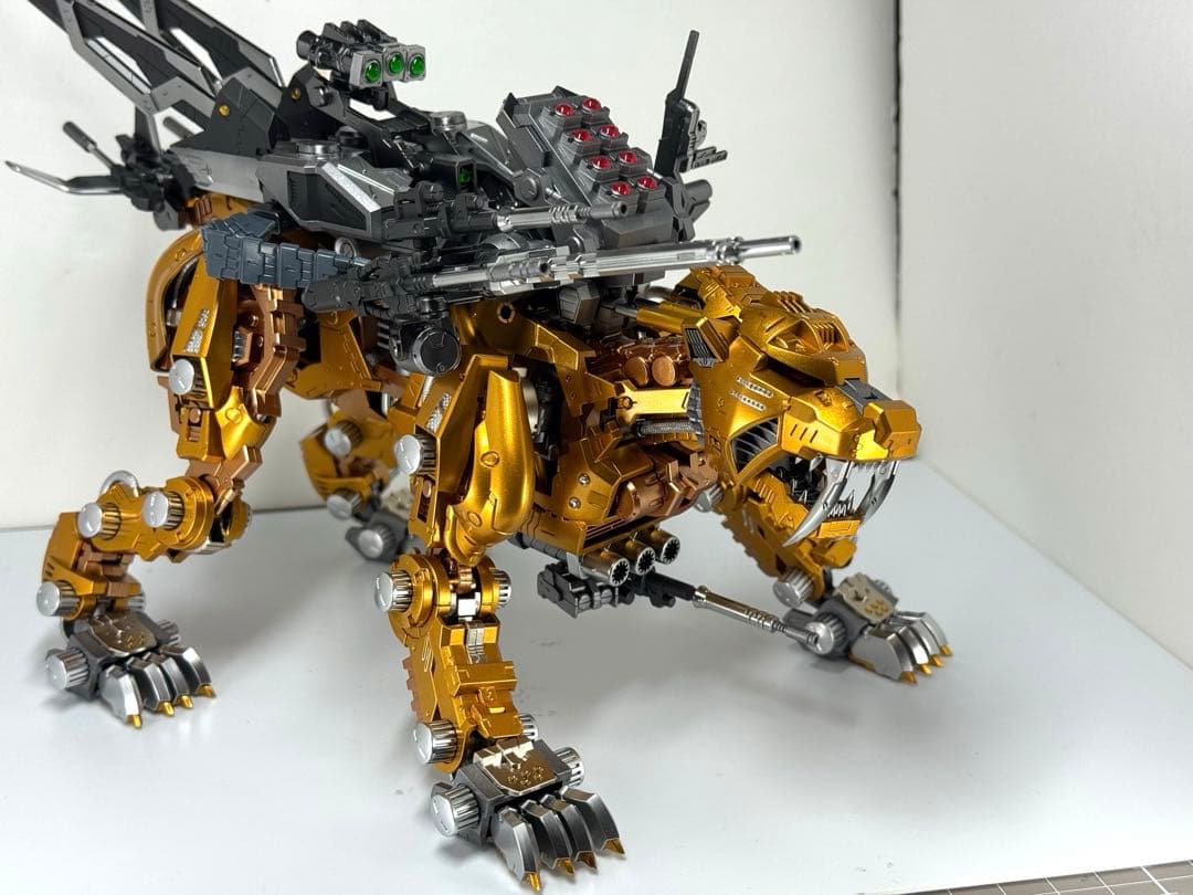 コトブキヤ　HMM ゾイド　セイバータイガー　ゴールド風　全塗装