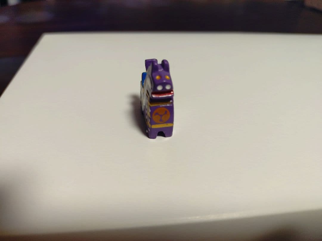 紫色の謎の動物フィギュア