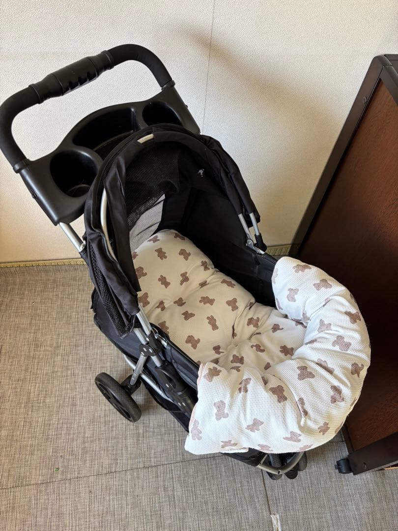 黒の折りたたみ式ベペットカート ベア柄クッション付き