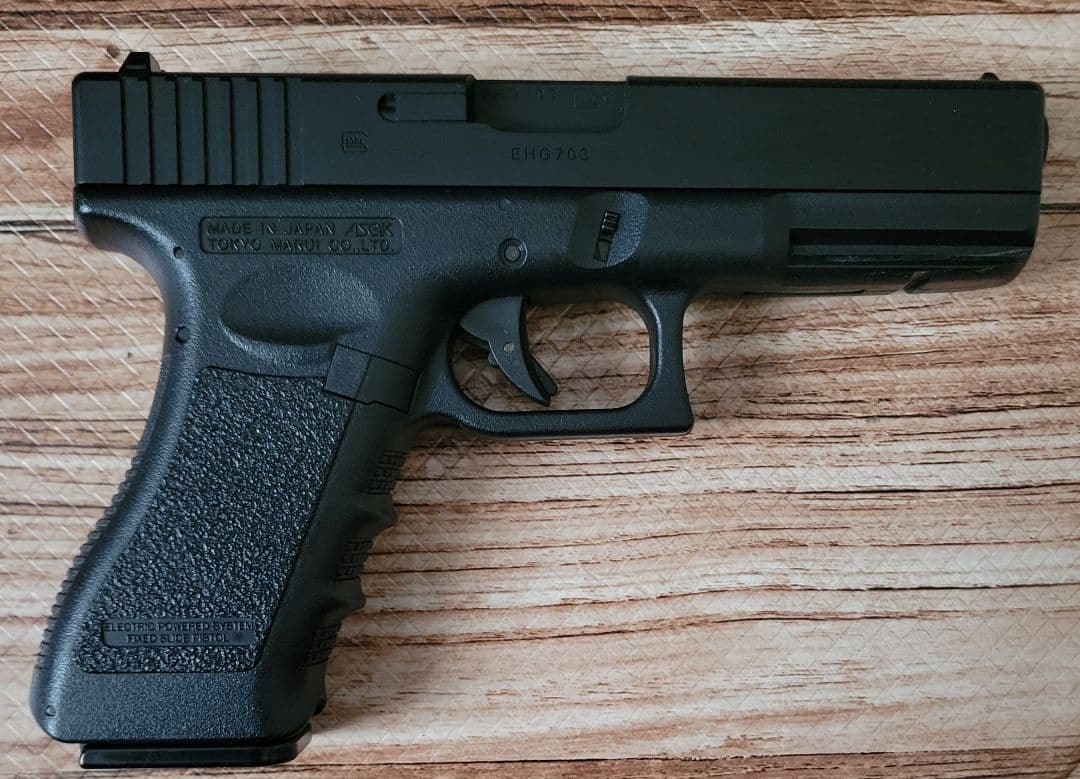 電動ガン GLOCK 18C　マガジン３個、アタッチメントレイル付