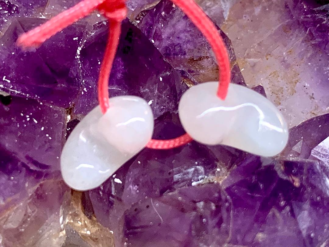 ✳ピカピカの綺麗な勾玉　極上の透明感　糸魚川翡翠ミニ勾玉2個セット ‼️