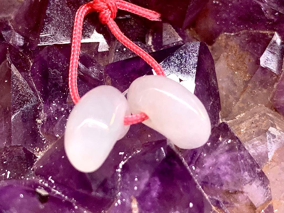 ✳ピカピカの綺麗な勾玉　極上の透明感　糸魚川翡翠ミニ勾玉2個セット ‼️