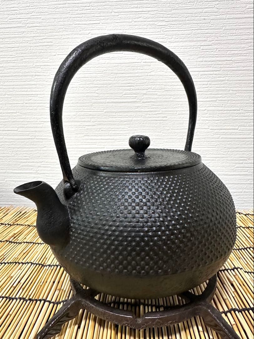 未使用品、供箱、付属品付 南部虎山工房前田知行造　宝珠型　南部鉄瓶　南部鉄器