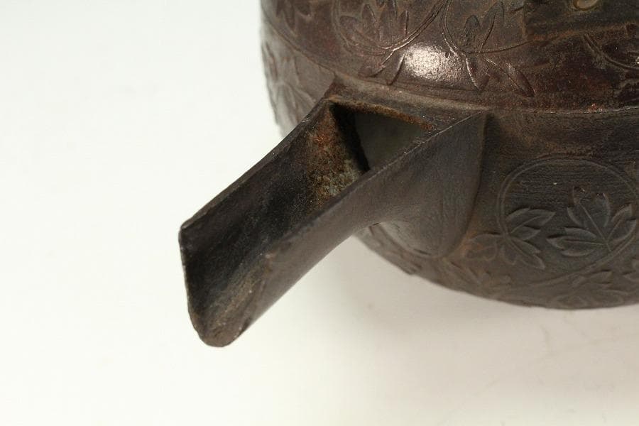 古鉄 纏枝蓮花紋 蒔絵蓋 鉄瓶 注器(K-LC688)