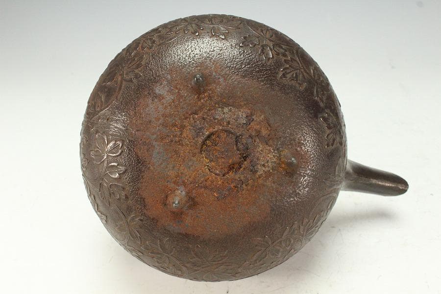 古鉄 纏枝蓮花紋 蒔絵蓋 鉄瓶 注器(K-LC688)