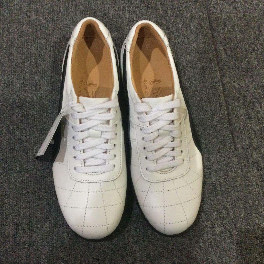 新品未使用品　ベネシュスニーカー２２３WH   22.５cm
