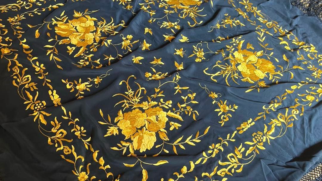 [新品］シルク100% 最高級マントン・フラメンコ・黒地x金刺繍