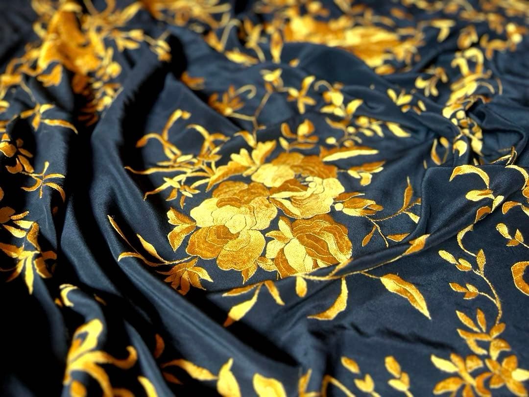 [新品］シルク100% 最高級マントン・フラメンコ・黒地x金刺繍