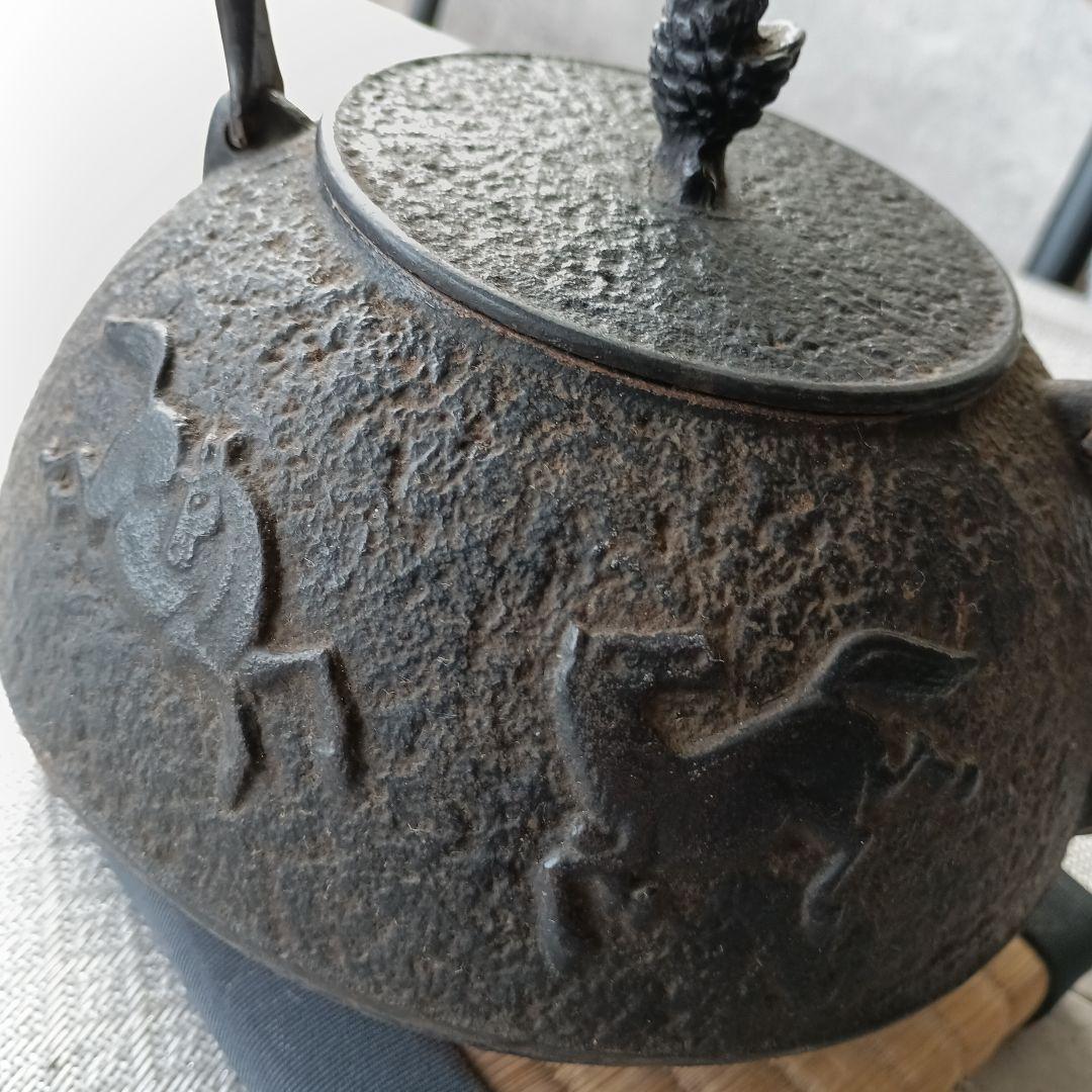 馬の浮彫り 鉄瓶