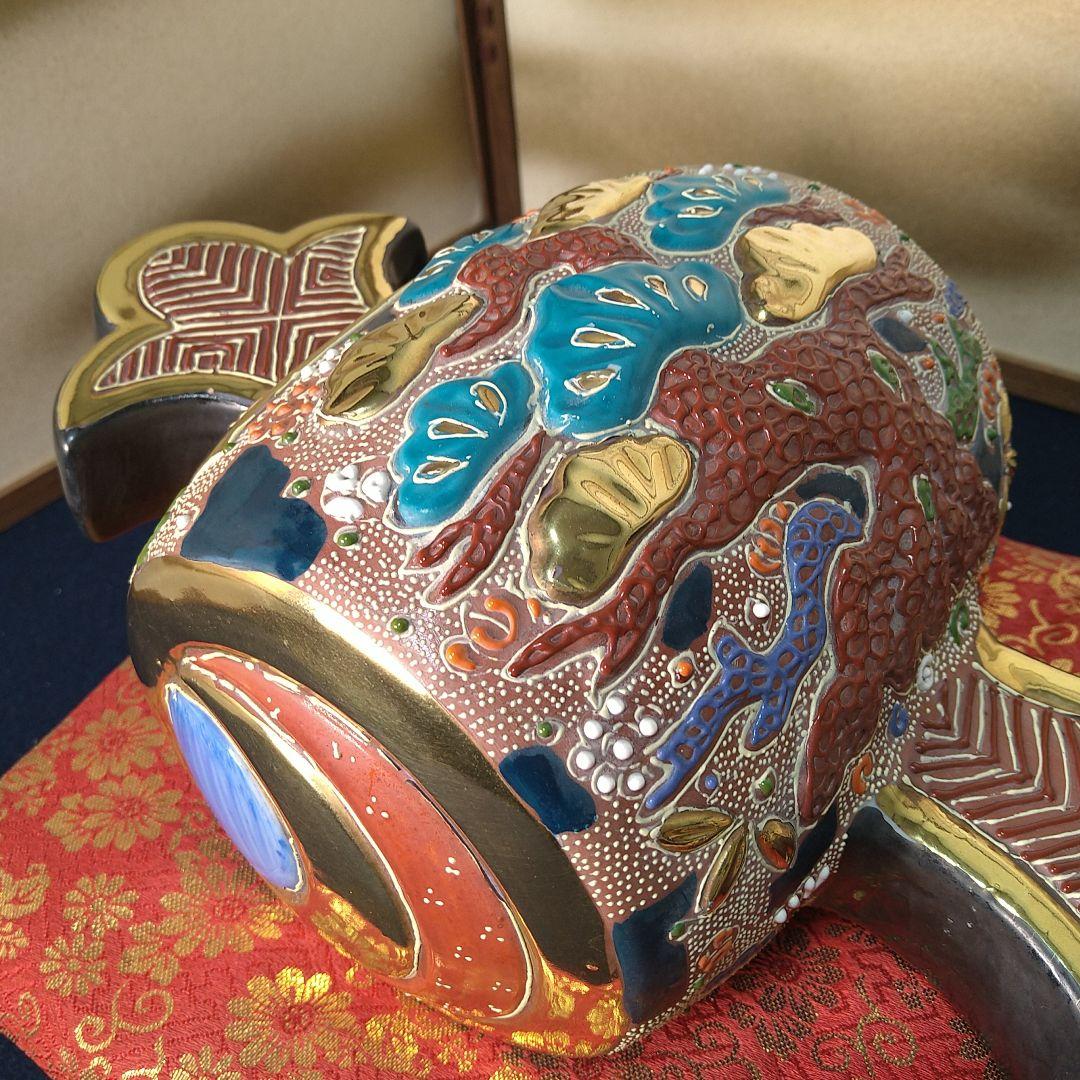 AJ32 九谷焼 打出の小槌 八幡窯 座布団付 松縁起図 飾り物 置物