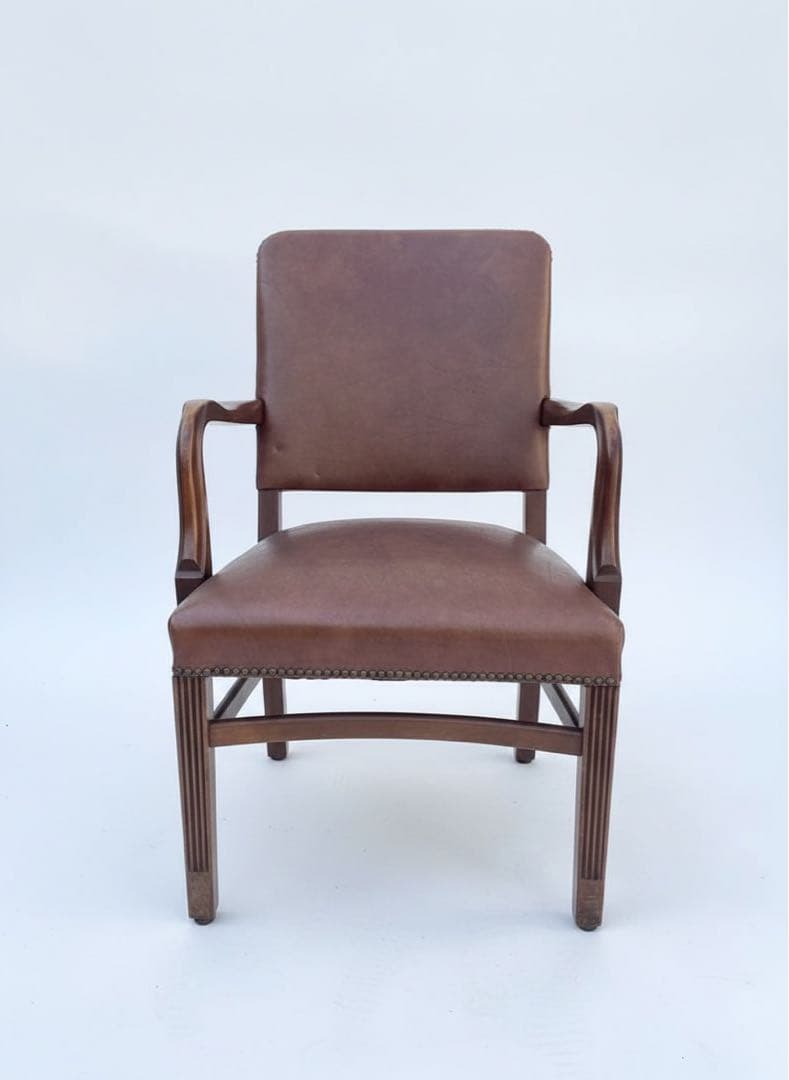 ブラウンフェイクレザー　単鋲アームチェア