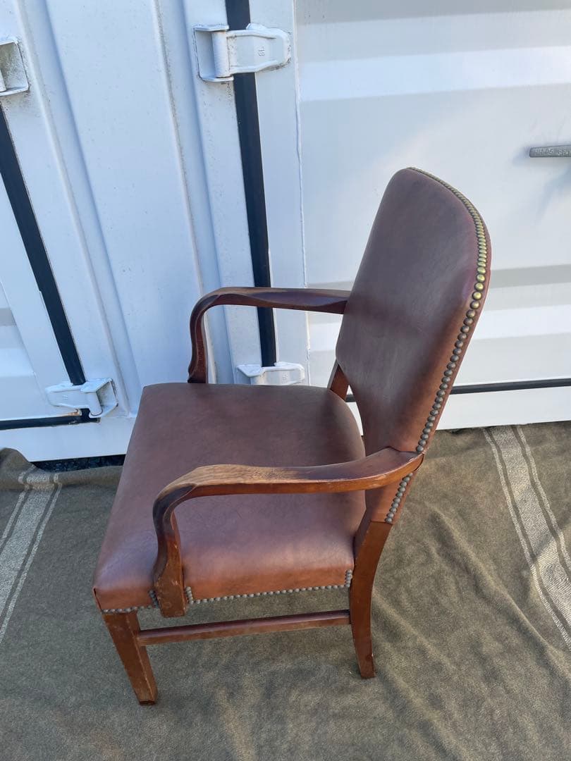 ブラウンフェイクレザー　単鋲アームチェア