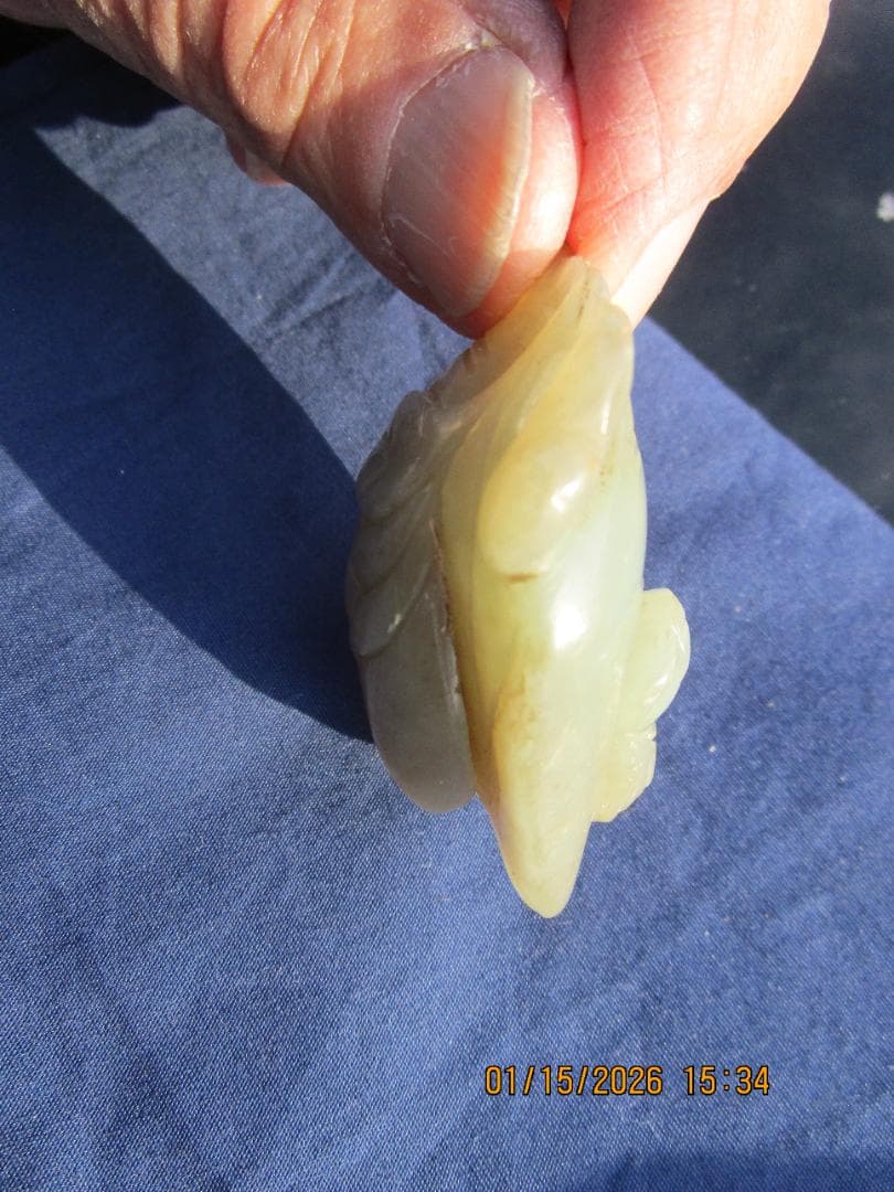 中国　玉　石細工　彫り物　根付　当時の札付き　翡翠【?】 工芸品