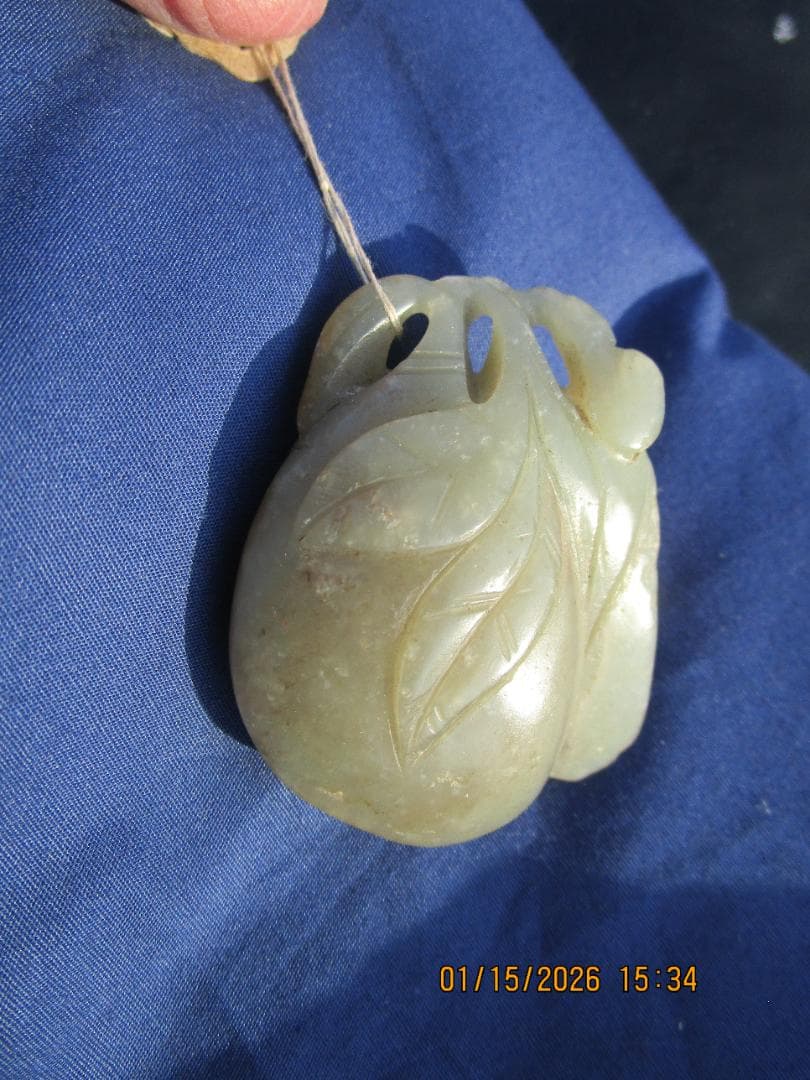 中国　玉　石細工　彫り物　根付　当時の札付き　翡翠【?】 工芸品