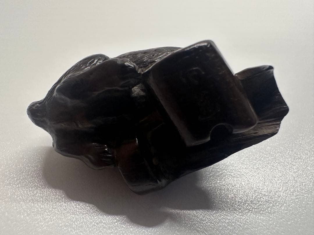 根付(netsuke) 犬の根付　寛山作　江戸時代　木製