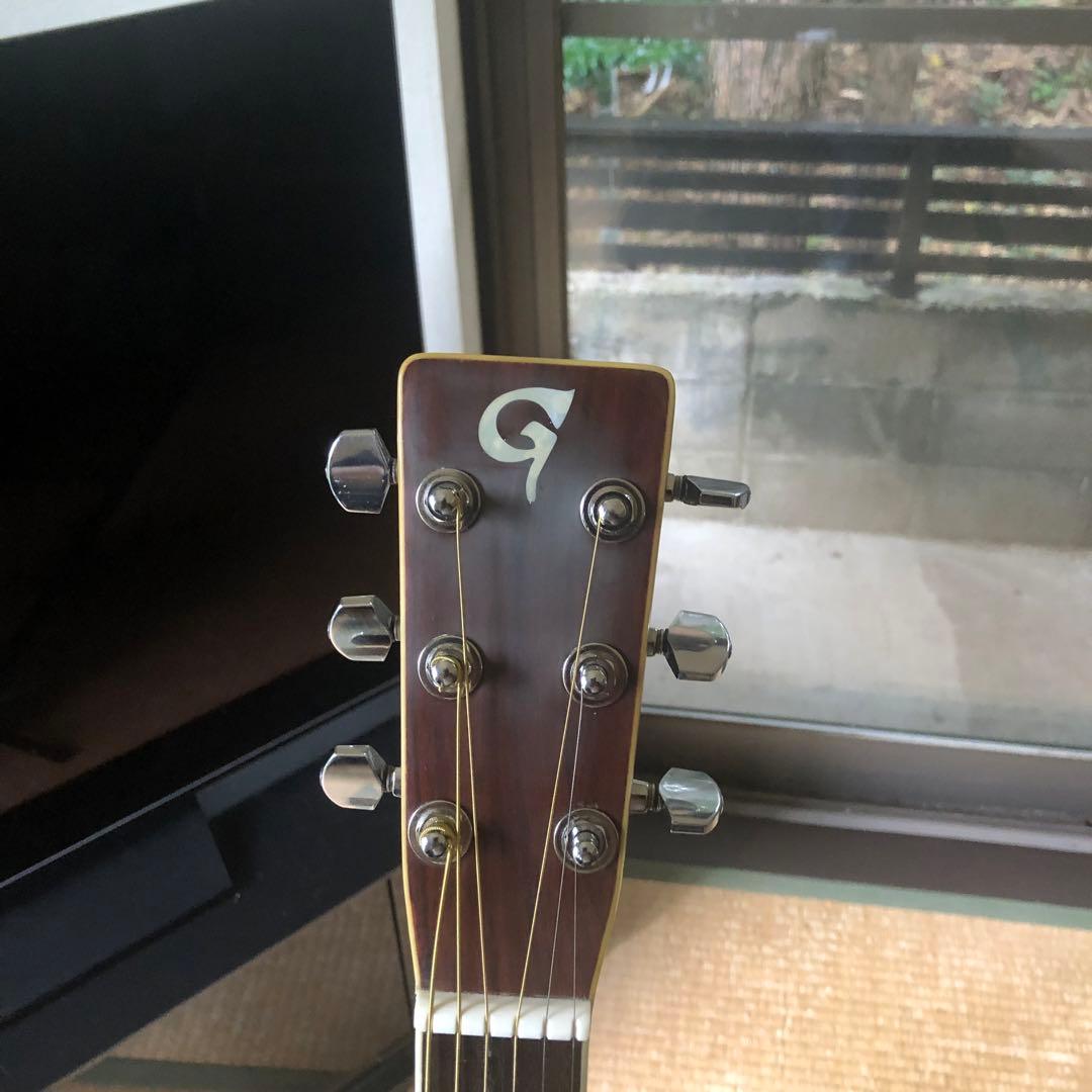 アコースティックギターです