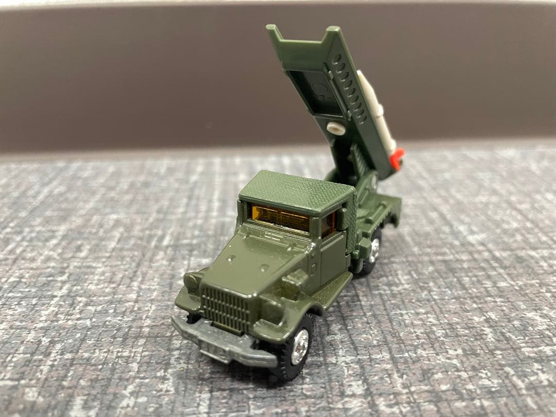 トミカ　77 トヨタ　自衛隊ロケット車