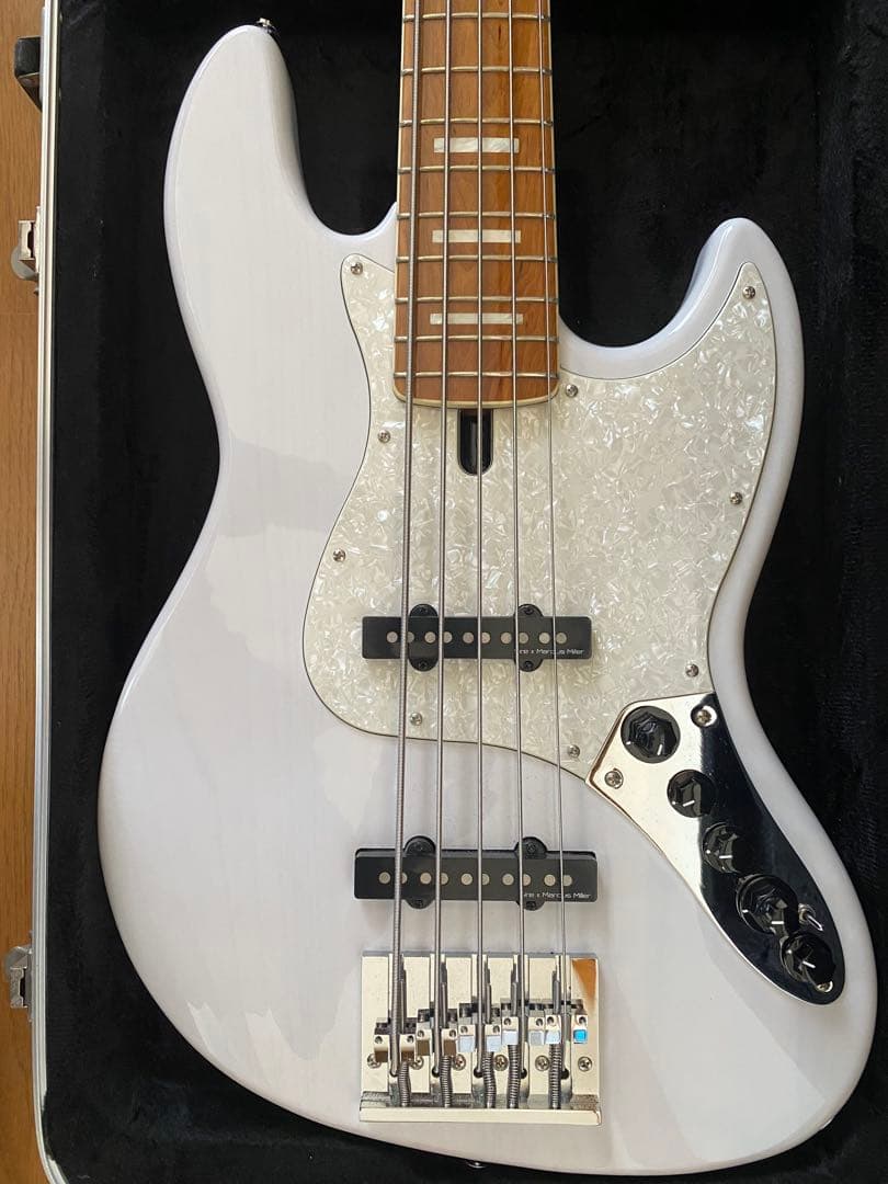 ベース Sire V8 5-String