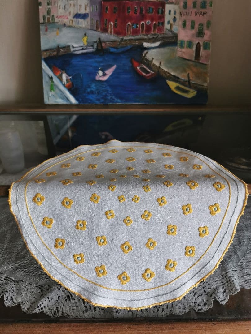 アンティークフランス ４層のぷっくり花刺繍イエロー&ペールブルー リネンドイリー