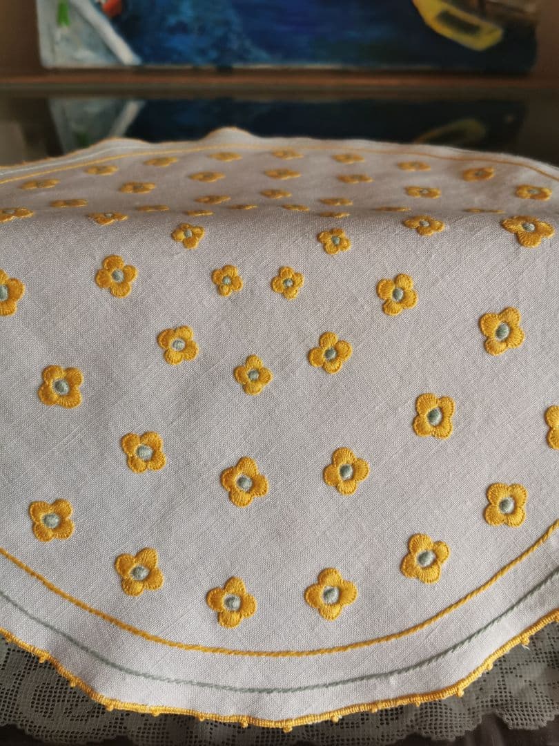 アンティークフランス ４層のぷっくり花刺繍イエロー&ペールブルー リネンドイリー