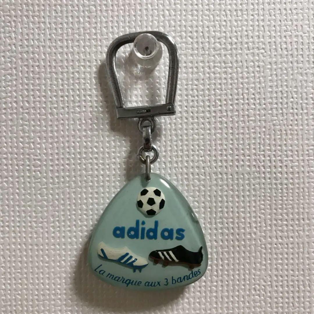 ヴィンテージ  フランス　ブルボンキーホルダー　adidas
