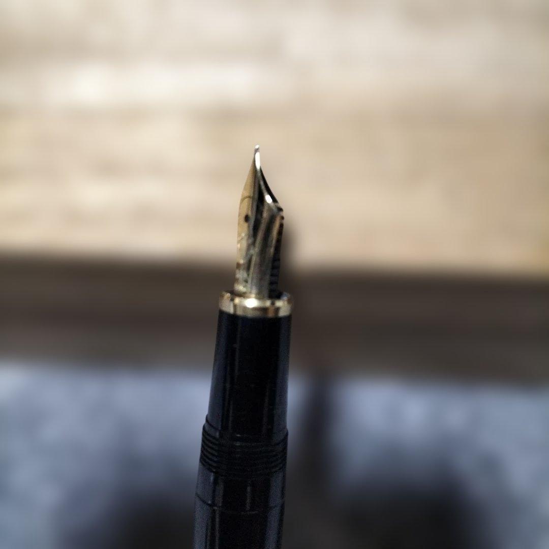 14K SAILOR 黒色プラスチック万年筆 金色装飾