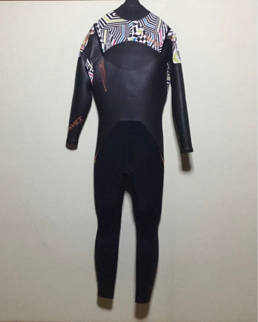 Bewet フルスーツ セミドライ　￼￼ブラック/マルチカラー 幾何学模様