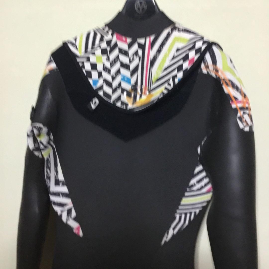 Bewet フルスーツ セミドライ　￼￼ブラック/マルチカラー 幾何学模様