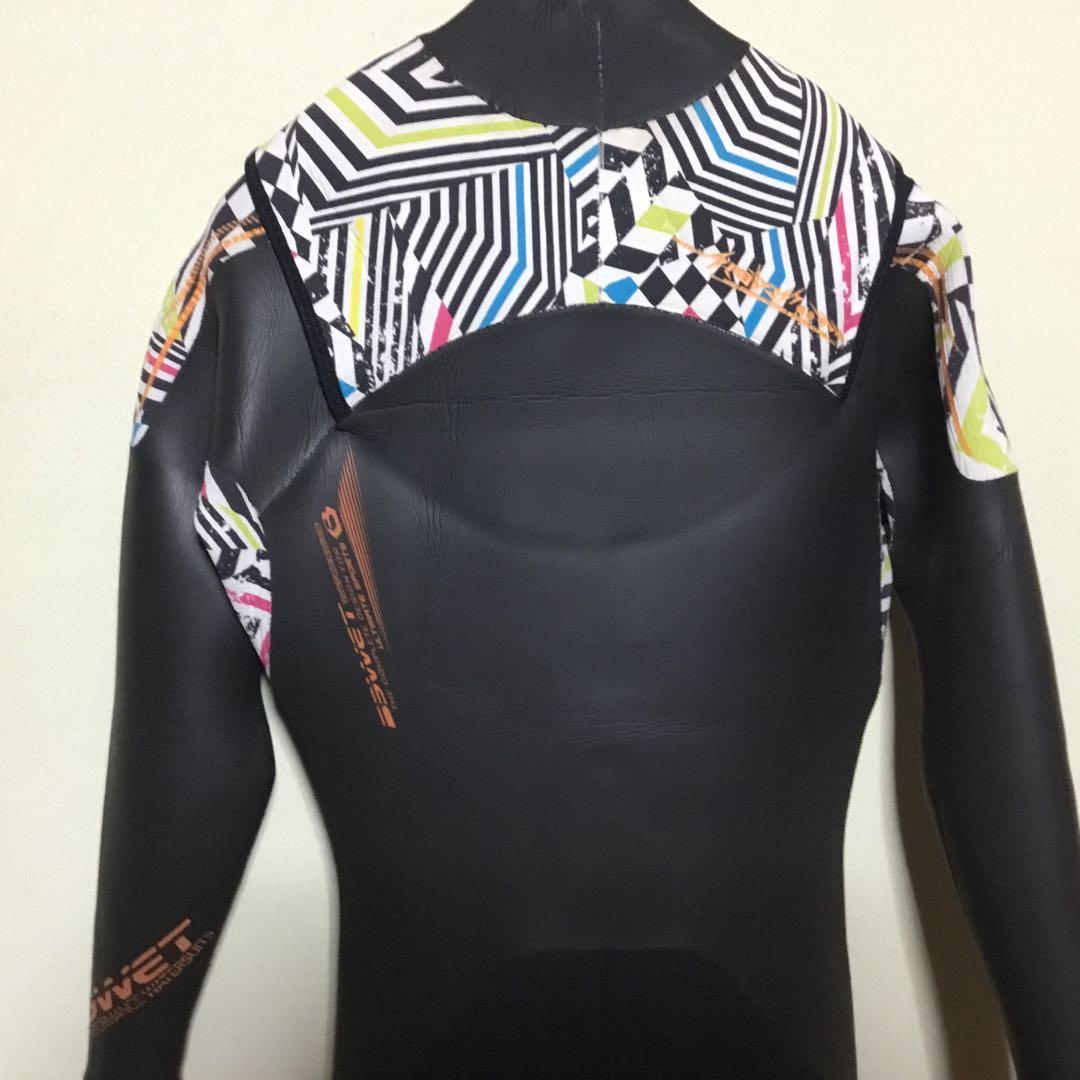 Bewet フルスーツ セミドライ　￼￼ブラック/マルチカラー 幾何学模様